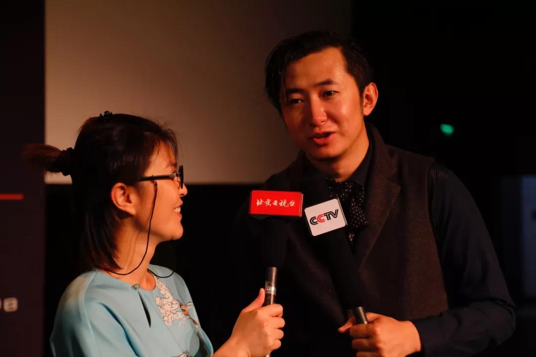 发布会后王婷婷导演与刘晓邑导演接受中央电视台和北京电视台记者的
