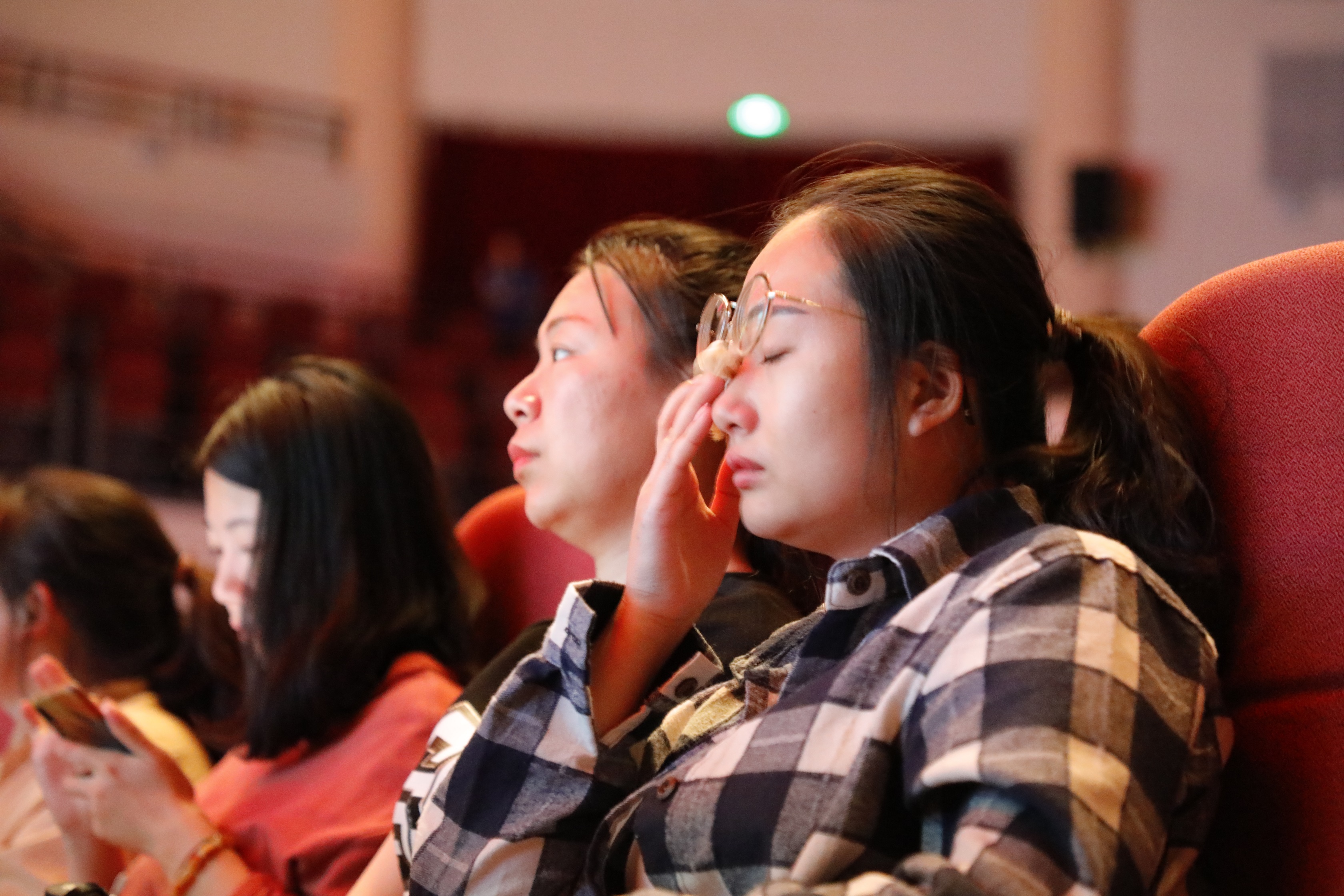 学生观众被剧情所感动