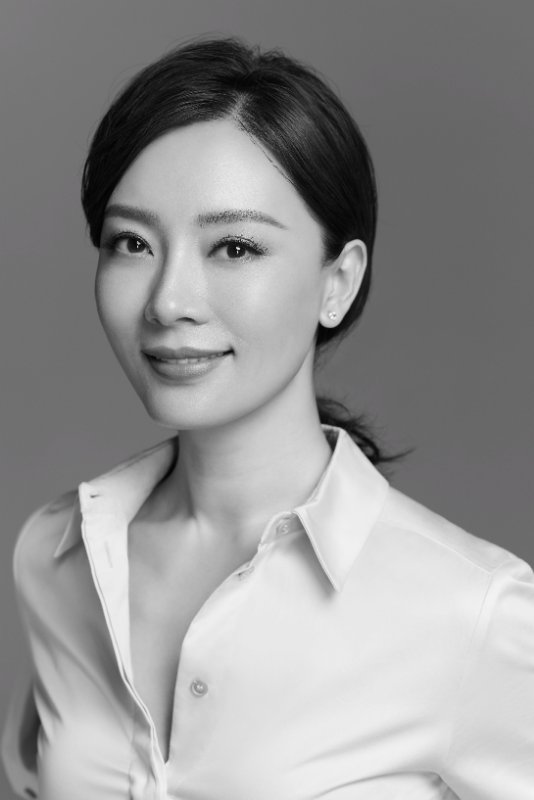 主要话剧作品:   1998年《音乐之声》饰演大女儿   2001年《突出重围